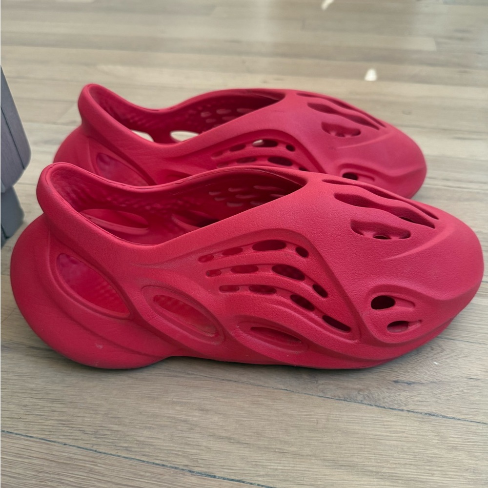 100% Authentic Men Yeezys Red Foam Runners Size 10 I DO NOT HAVE THE BOX !
